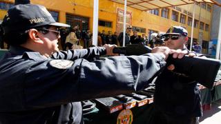Policía de Cusco recibió armas no letales y manuales de quechua