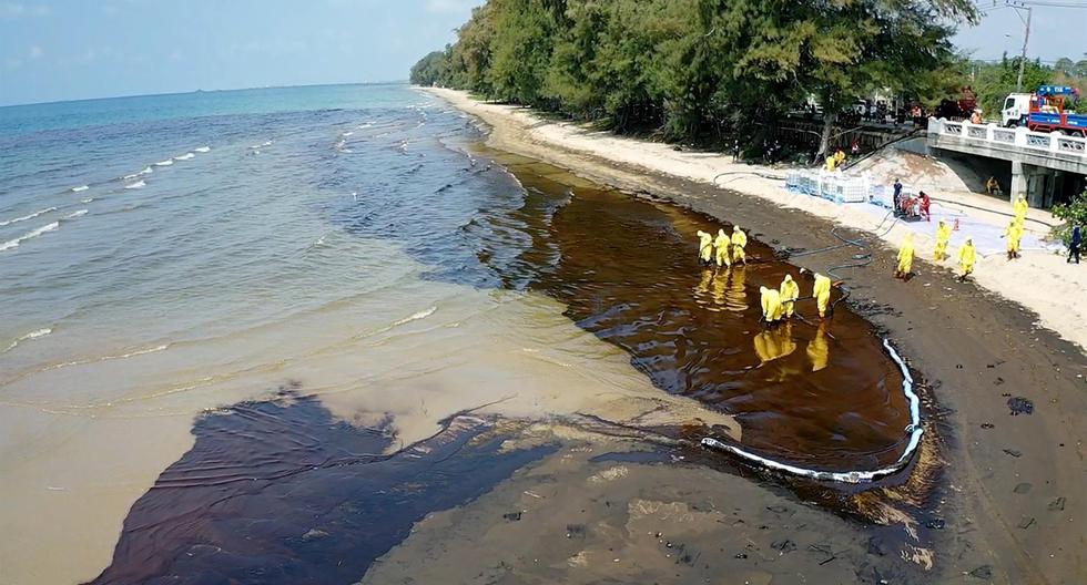 Trabajadores limpian un derrame de petróleo de un oleoducto submarino en la playa de Mae Ram Phueng en la provincia de Rayong, Tailandia, el 29 de enero de 2022. (EFE/EPA/ROYAL THAI NAVY).