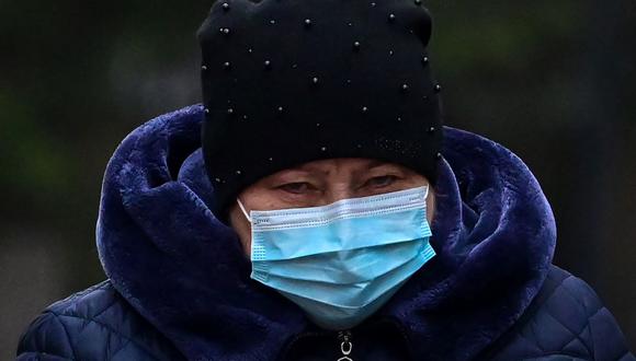 Una mujer con mascarilla para protegerse del coronavirus camina por el centro de Moscú, Rusia, el 19 de noviembre de 2021. (Yuri KADOBNOV / AFP).