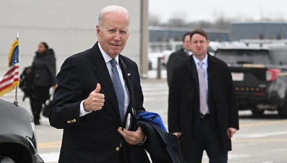El presidente de los Estados Unidos, Joe Biden, llega para abordar el Air Force One en la base de la Guardia Nacional Aérea de Hancock Field en Syracuse, Nueva York, el 4 de febrero de 2023. (Foto de ANDREW CABALLERO-REYNOLDS / AFP)