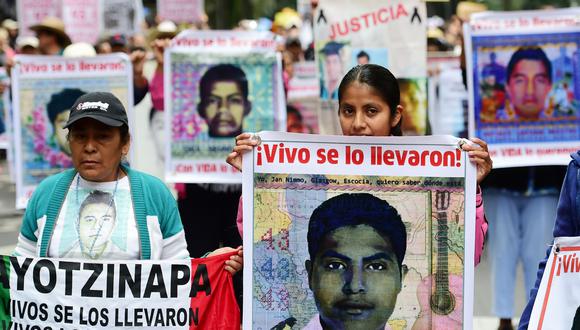 Familiares de los 43 estudiantes de Ayotzinapa desaparecidos en el 2014 participan en una protesta en México. (AFP).