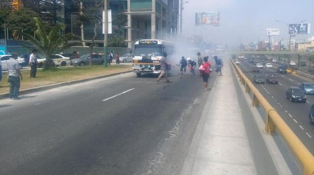 San Borja: coaster se incendió en Av. Javier Prado [FOTOS] - 5