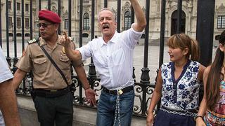 Nano Guerra García se encadena a la Plaza de Armas