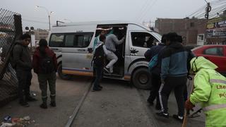 Paradero mortal: combis esperan a pasajeros sobre rieles del ferrocarril en Huachipa