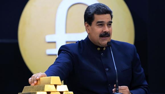 El presidente de Venezuela, Nicolás Maduro, habla junto a lingotes de oro en Caracas. (Foto: AFP/Archivo).