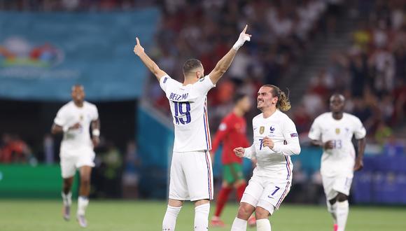 Budapest (Hungary), 23/06/2021.- Karim Benzema (L) of France celebrates with Antoine Griezmann of France after scoring his team's second goal during the UEFA EURO 2020 group F preliminary round soccer match between Portugal and France in Budapest, Hungary, 23 June 2021. (Francia, Hungría) EFE/EPA/Alex Pantling / POOL (RESTRICTIONS: For editorial news reporting purposes only. Images must appear as still images and must not emulate match action video footage. Photographs published in online publications shall have an interval of at least 20 seconds between the posting.)
