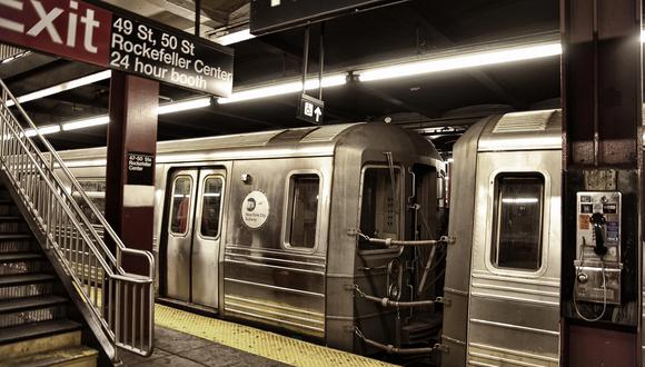 El metro de Nueva York es el medio de transporte más utilizado por turistas y locales, debido a su precio y conveniencia.
