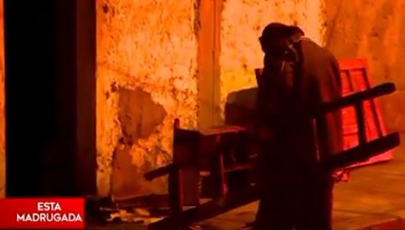 Incendio consume vivienda de adobe en el distrito de San Martín de Porres. (Foto: América Noticias)
