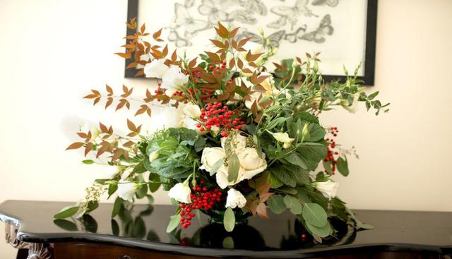 Las flores blancas, repollos y frutos del arbolito de la felicidad son los protagonistas de este hermoso arreglo. (Foto: La Página de Grace)