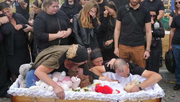Familiares y amigos asisten a la ceremonia fúnebre de Liza, una niña de 4 años asesinada por un ataque ruso, en Vinnytsia, Ucrania.