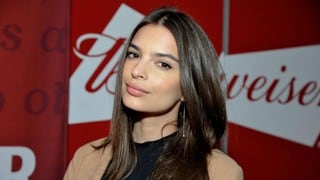 Emily Ratajkowski disfruta del verano con seductor traje de baño rojo