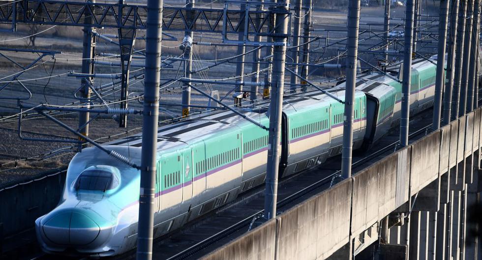 Un tren bala Shinkansen descarrilado en Shiroishi, prefectura de Miyagi, el 17 de marzo de 2022, después del terremoto de magnitud 7,4 que sacudió Japón. (CHARLY TRIBALLEAU / AFP).