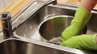 Por qué no debes mezclar jabón con cloro al lavar tus trastes