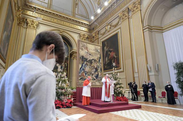 Papa Francisco (centro) entrega su mensaje navideño Urbi et Orbi en el aula Benedizioni (salón de las bendiciones) en el Vaticano , 25 de diciembre de 2020. (EFE/EPA/VATICAN MEDIA).