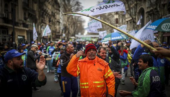 Miles de afiliados a la Confederación General del Trabajo (CGT) marchan hoy contra los altos costos de vida y las políticas de ajuste económico, en Buenos Aires, Argentina. (Foto: Juan Ignacio Roncoroni / EFE)
