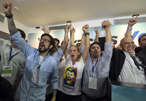 Freddy Guevara, Lilian Tintori y Jesús Torrealba celebran la victoria de la oposición durante las elecciones legislativas del 2015. (Foto: Juan Barreto / AFP) 