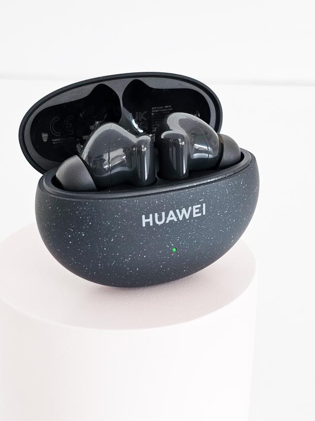 Huawei presenta auriculares con cancelación de ruido y batería