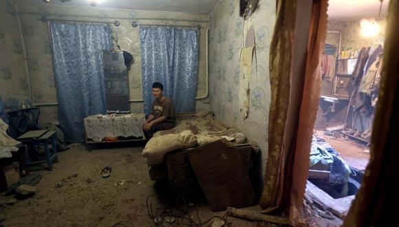 Una residente local reacciona sentada en su apartamento parcialmente destruido por un misil Smerch sin explotar después de un ataque nocturno en las afueras de Kramatorsk, región de Donetsk, el 25 de julio de 2022, cuando la guerra entre Rusia y Ucrania entra en su día 152. (Foto: Anatolii Stepanov / AFP)