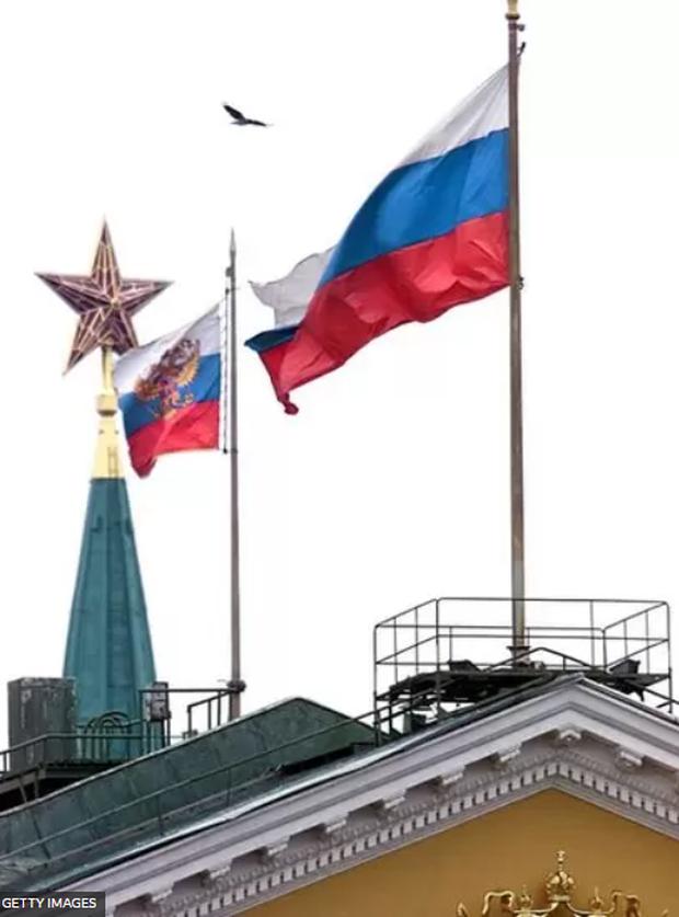 At 7:32 pm the Soviet flag was replaced by that of the Russian Federation.  (GETTY IMAGES)
