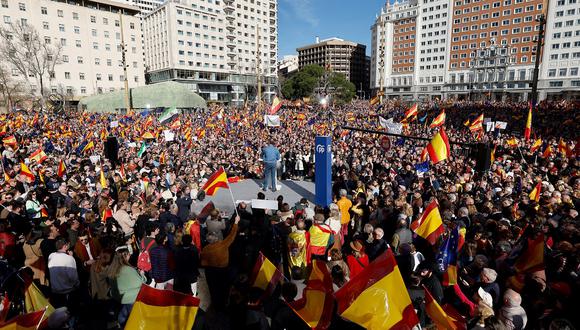 El presidente del PP, Alberto Núñez Feijoo, hace gestos mientras pronuncia un discurso durante una manifestación convocada por el Partido Popular (PP), en la Plaza de España de Madrid, el 28 de enero de 2024. (Foto de OSCAR DEL POZO / AFP)