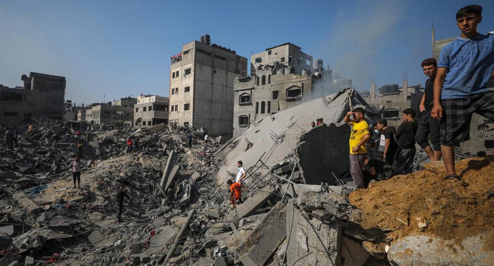 Los palestinos buscan cadáveres y supervivientes entre los escombros tras los ataques aéreos de Israel contra Al Falouja, en el campo de de Jabalia, al norte de Gaza, el 1 de noviembre de 2023. (EFE/EPA/MOHAMMED SABLE).