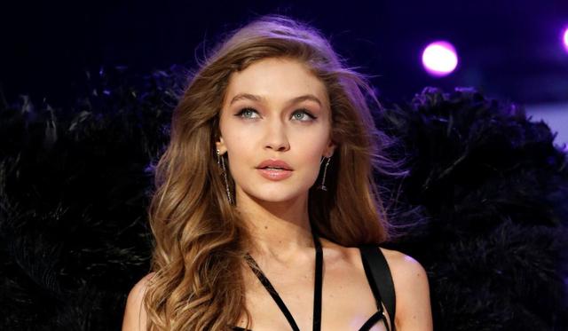 Gigi Hadid llevó el peinado en un desfile de una conocida marca de ropa. (Reuters)