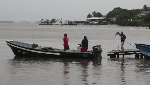 Los pescadores colocan su bote en un lugar seguro antes de la llegada de la tormenta tropical Bonnie en Bluefields, Nicaragua, el 1 de julio de 2022. (Foto de OSWALDO RIVAS / AFP)