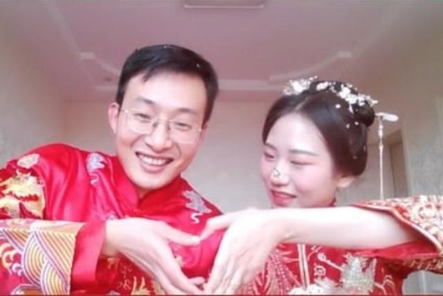 Liu Wenchao, y Sun Hanxiao, una joven pareja de 27 años, decidió transmitir su boda a través de un sitio web (Foto: Captura de Pantalla/ Mitre)