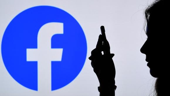 Facebook reporta problemas. (Photo by OLIVIER DOULIERY / AFP)