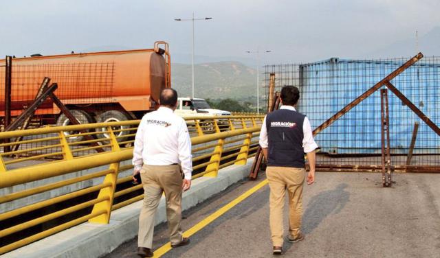 Cúcuta | Así han bloqueado los militares venezolanos el puente por donde iba a pasar la ayuda humanitaria. (AFP)