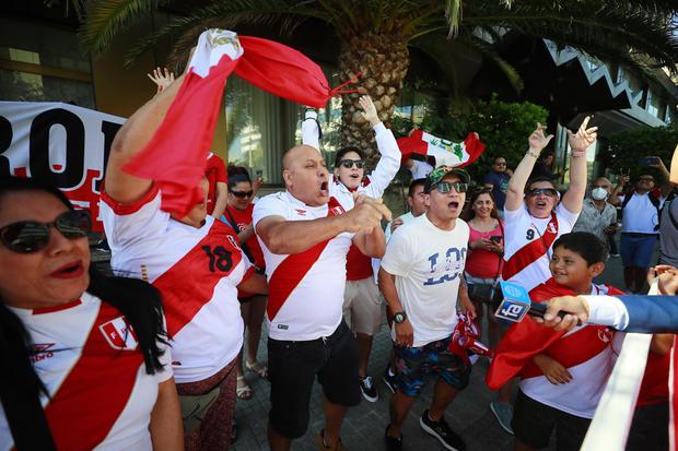 Fans of the Peruvian national team received Ricardo Gareca's team in Barcelona |  Photo: Daniel Apuy/GEC