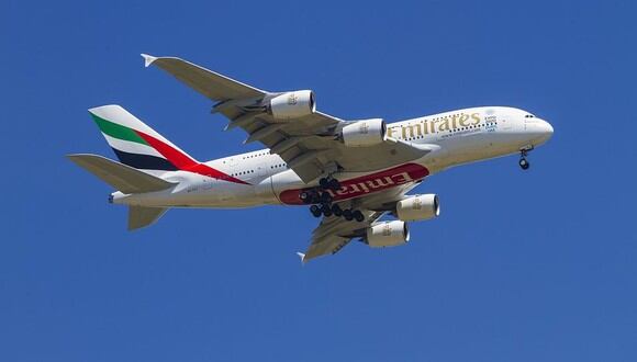 Un avión de la empresa Emirates fue protagonista de uno de los videos virales más vistos de la semana | Facebook: Aeronews