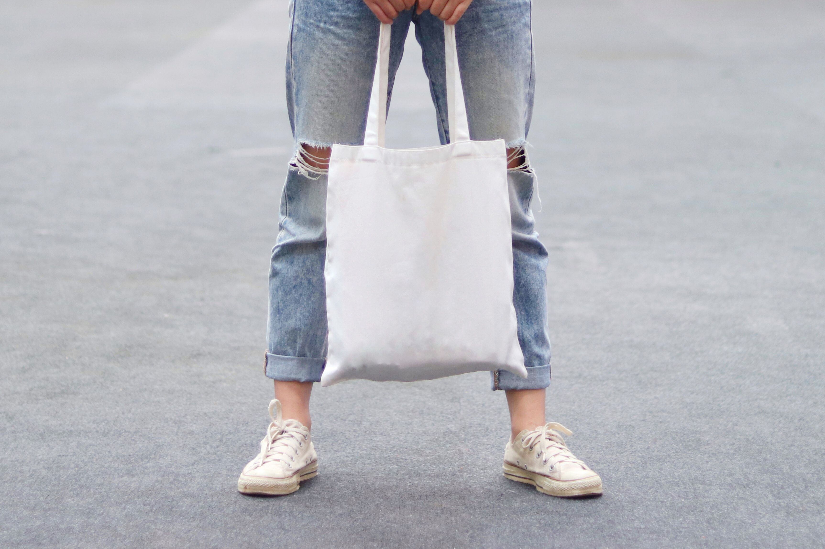 Las bolsas reutilizables son una buena opción para poder llevar las compras que realices durante tu viaje. (Foto: Shutterstock)