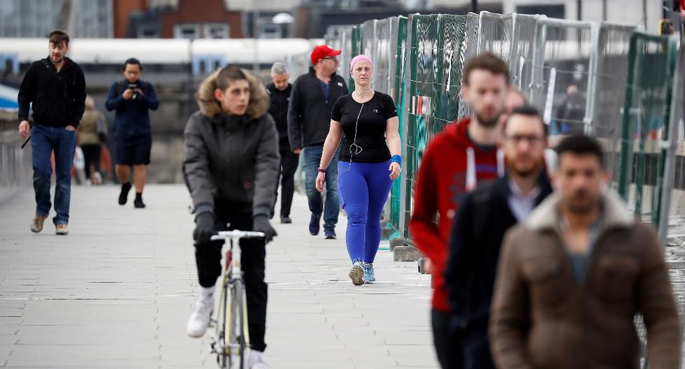 Peatones cruzan el Puente de Londres, tras la reducción de restricciones en la ciudad por la pandemia del COVID-19.(Archivo/Tolga AKMEN / AFP)