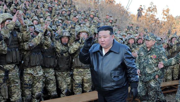 El líder norcoreano Kim Jong-un inspecciona una importante base de entrenamiento operativo en el área occidental del Ejército Popular de Corea (EPC) en un lugar no revelado en Corea del Norte, el 6 de marzo de 2024. (Foto de KCNA VIA KNS / AFP)