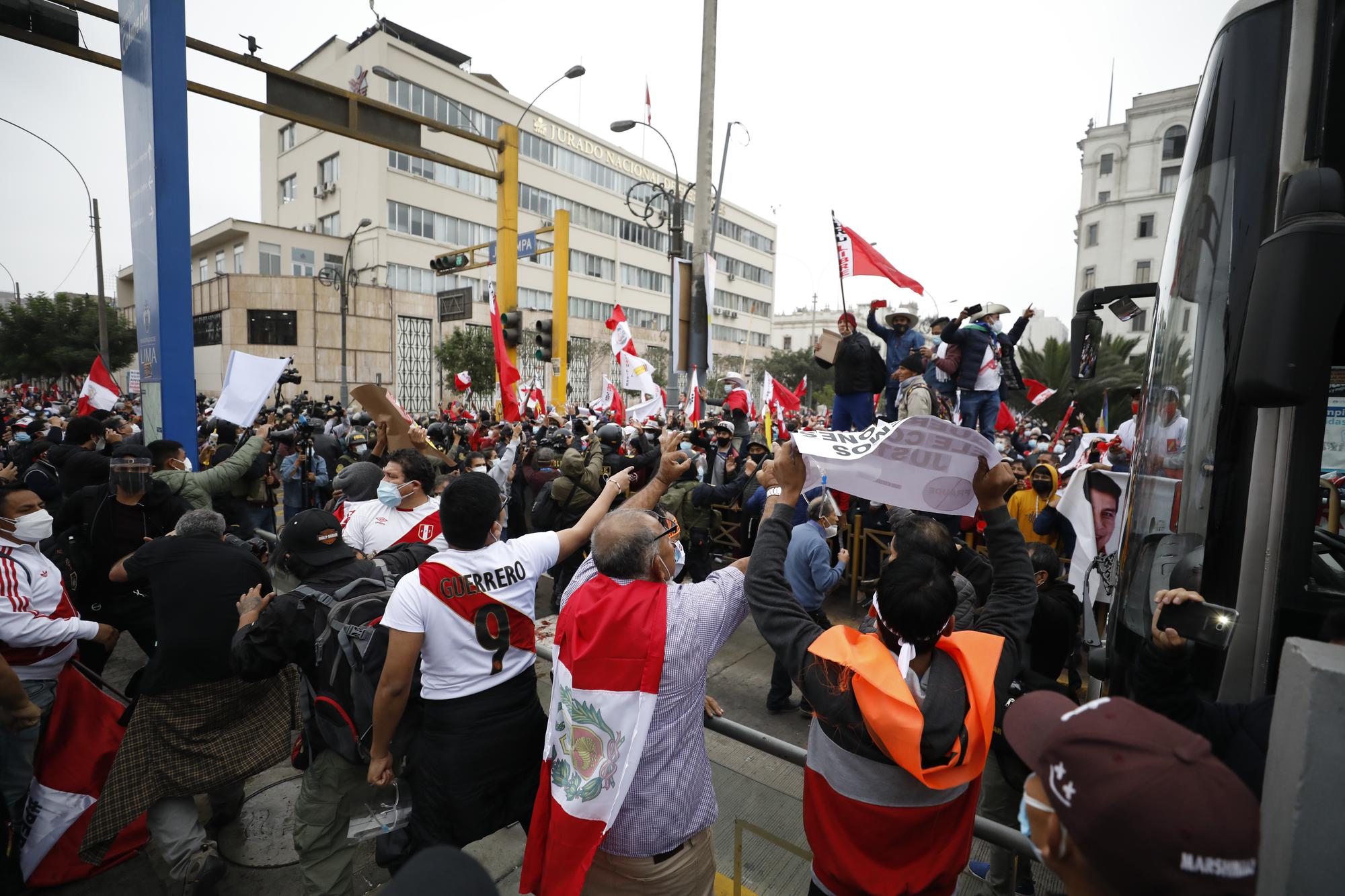 La polarización se acentúa en las calles de Lima una semana después de las elecciones 