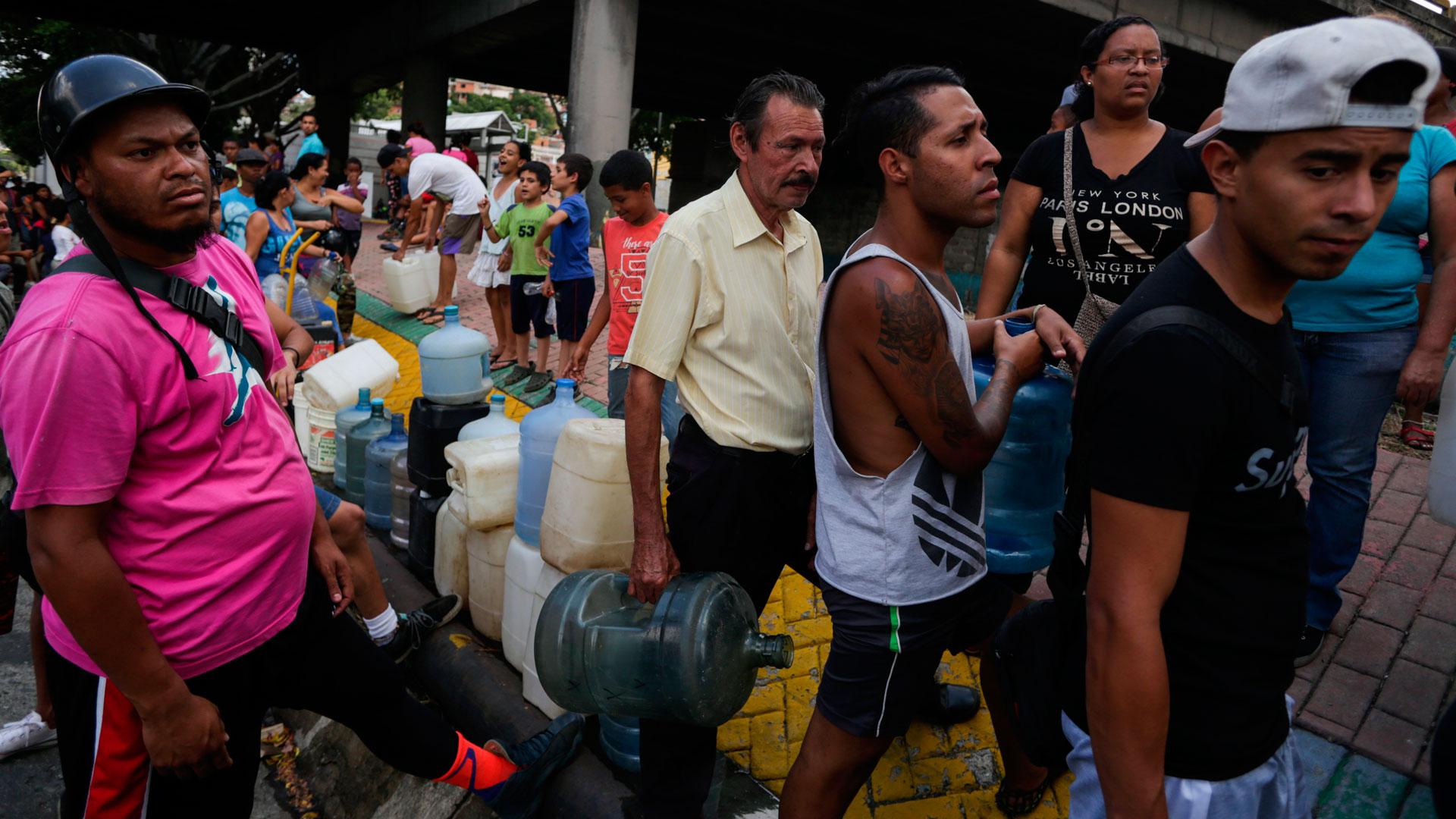 La falla eléctrica en casi toda Venezuela ha trastocado aún más la vida de los caraqueños, que por tercer día consecutivo se las ingenian para cumplir tareas tan sencillas como comer, hidratarse, asearse o comunicarse. (AFP)