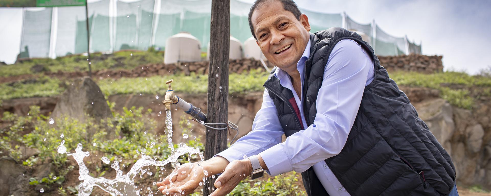 Abel Cruz, el ingeniero cusqueño que “roba” agua del cielo para abastecer a cientos de familias 