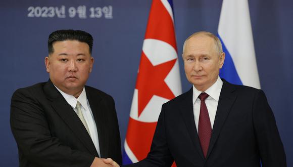 El presidente ruso Vladimir Putin (derecha) y al líder de Corea del Norte, Kim Jong Un (i). (Foto de Vladimir SMIRNOV / PISCINA / AFP)