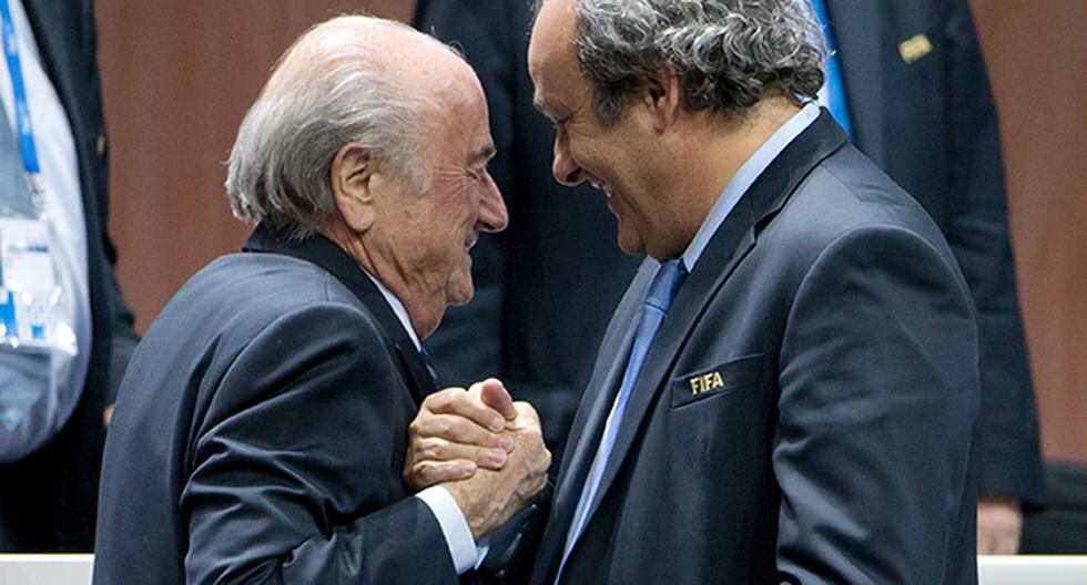 Joseph Blatter y Michel Platini tienen un pequeño motivo para celebrar tras decisión de la FIFA. (Foto: Getty Images)