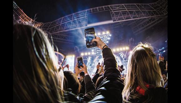 SAO PAULO, BRAZIL - AUGUST 24: Audience with cell phones and smartphones recording during a concert at Allianz Parque on August 24, 2019 in Sao Paulo, Brazil. (Photo by Mauricio Santana/Getty Images)