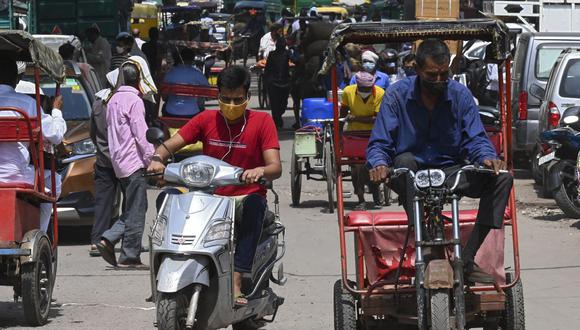 Las personas se abren paso a través de un mercado mayorista de granos alimenticios en Nueva Delhi (India). el 5 de junio de 2021. (Prakash SINGH / AFP).