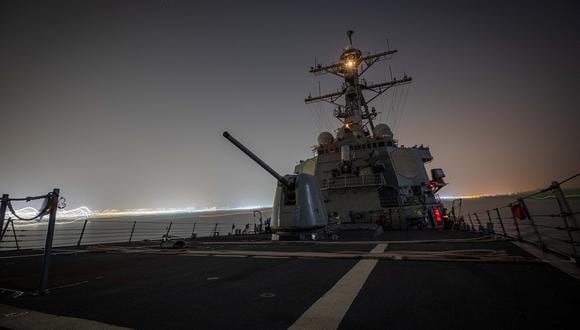 El destructor de misiles guiados USS Carney clase Arleigh Burke transita por el Canal de Suez el 26 de noviembre de 2023. (Foto de Aaron Lau / Departamento de Defensa de Estados Unidos / AFP)