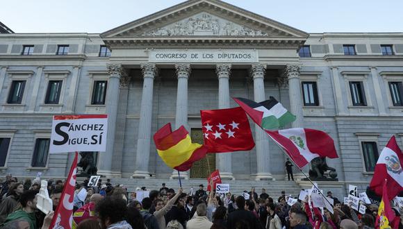 La marcha con el lema "Por amor a la democracia", frente al Congreso de los Diputados, convocada por el colectivo La Plaza Madrid, el 28 de abril de 2024, por el centro de Madrid. (Foto de Borja Sánchez-Trillo / EFE)