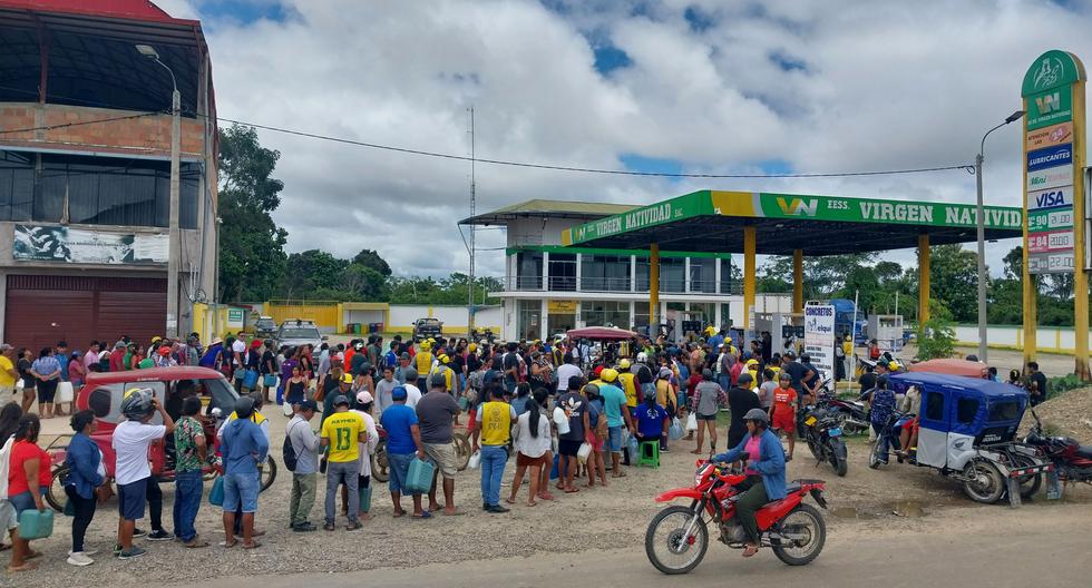 Todos los días cientos de ciudadanos permanecen haciendo largas colas con la esperanza de alcanzar un litro de gasolina, pero no hay combustible.