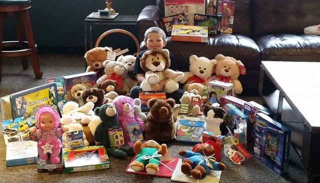 Cody Struble, de 8 años, recolecta juguetes para los niños que pasan la Navidad hospitalizados. Su noble gesto es viral en Facebook. (Sonia Ericksen)
