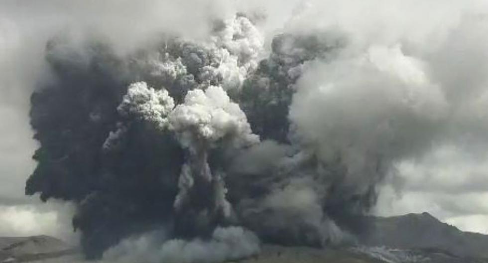 La erupción del volcán Monte Aso en la prefectura de Kumamoto, en la isla de Kyushu, en el suroeste de Japón, el 20 de octubre de 2021. (HANDOUT / JAPAN METEOROLOGICAL AGENCY / JIJI PRESS / AFP).