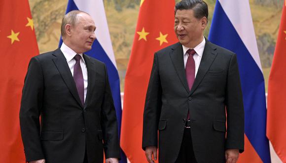 El presidente chino, Xi Jinping, a la derecha, y el presidente ruso, Vladimir Putin, hablan durante su reunión en Beijing, China. (Alexei Druzhinin, Sputnik, Kremlin Pool vía AP)