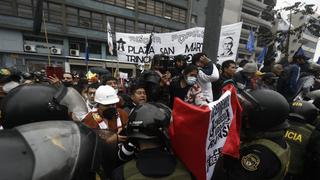 Fiestas Patrias: grupo de manifestantes piden cierre del Congreso y otro salida de Pedro Castillo | VIDEO 