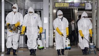 El equipo de blanco que desinfecta cada rincón del metro en Seúl en días de coronavirus